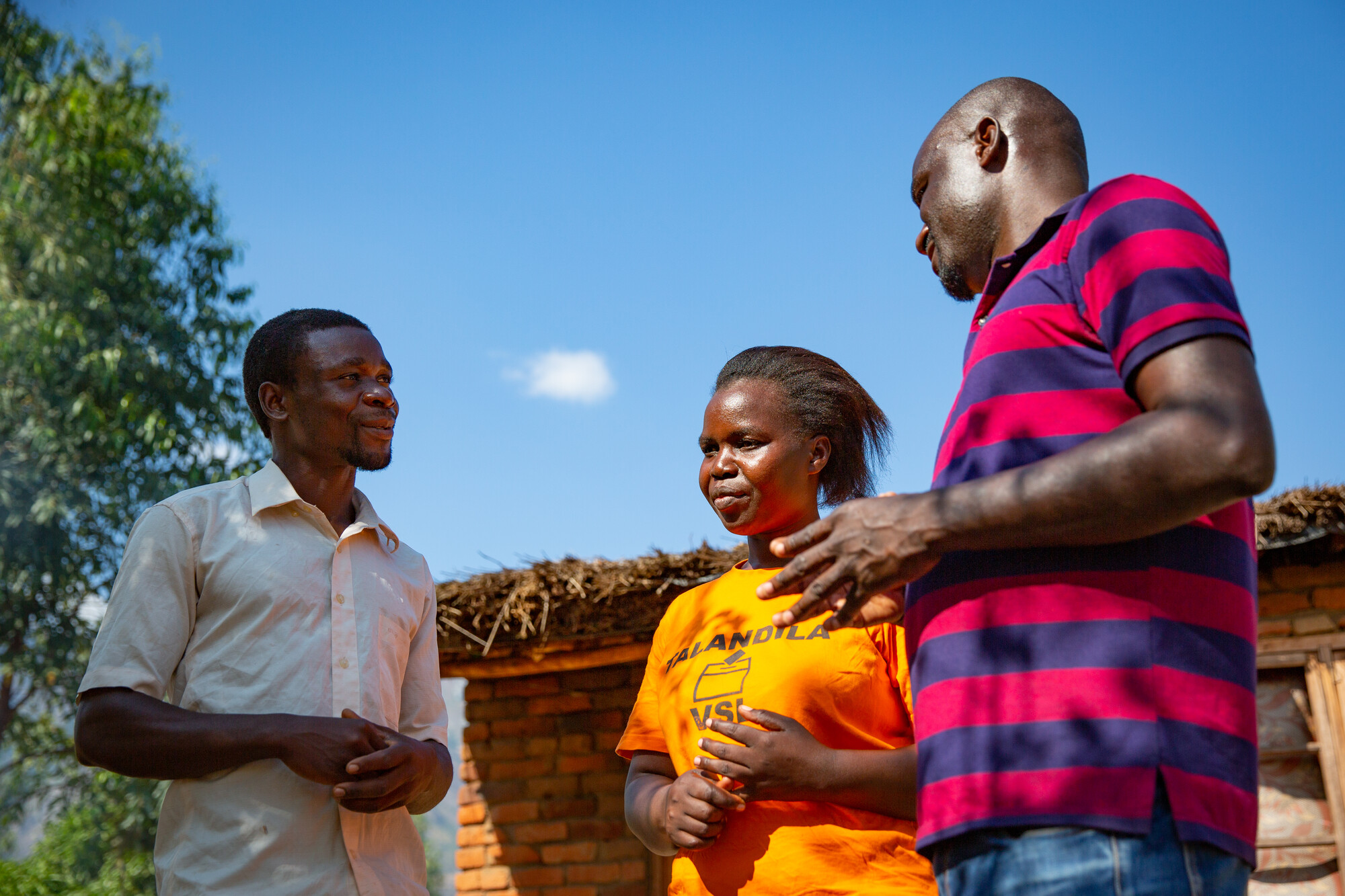 Jameson speaks with Thokozire, Opportunity International FSA, and Limbani, Project Officer, in Mulanje, Malawi, on 24 May 2023. Opportunity International is working in Malawi to create and support Village Saving and Loan groups and mentoring programs that help women to create their own businesses.
